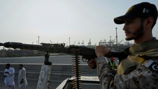 Un soldado paramilitar en alerta sobre un vehículo en la carretera cercana al puerto paquistaní de Karachi, el viernes 9 de mayo de 2025, luego de que aumentaron las tensiones militares entre Pakistán y la India.